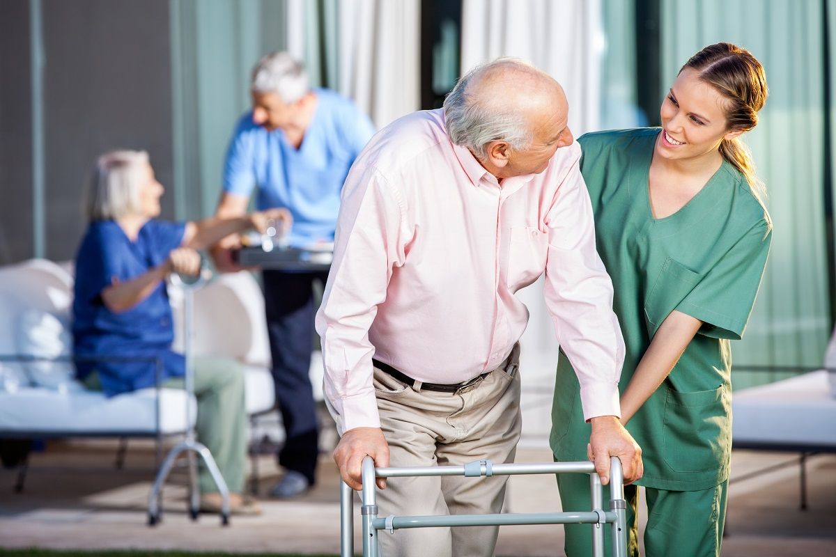 Accompagnement d’une personne âgée dans ses déplacements